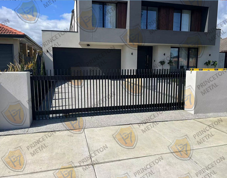 Aluminum vertical blade sliding gate